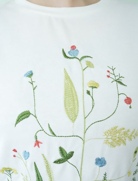 繊細な花柄刺繍カットソー