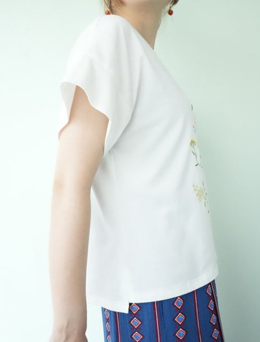 繊細な花柄刺繍カットソー