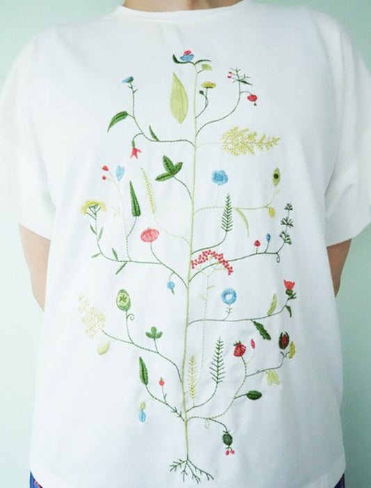 繊細な花柄刺繍カットソー