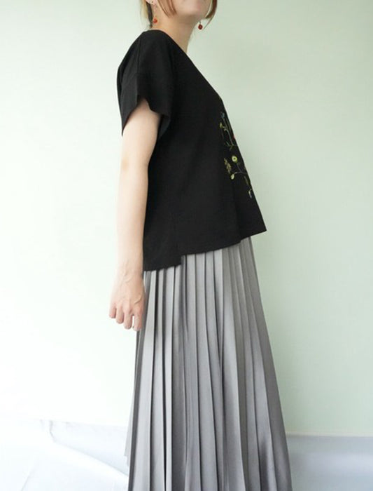 繊細な花柄刺繍カットソー