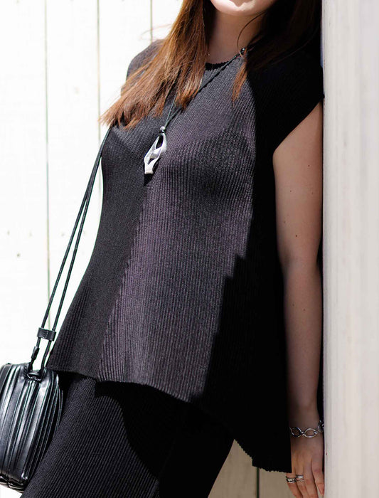 ＜SPECCHIO＞シャトルプリーツ裾フレアブラウス