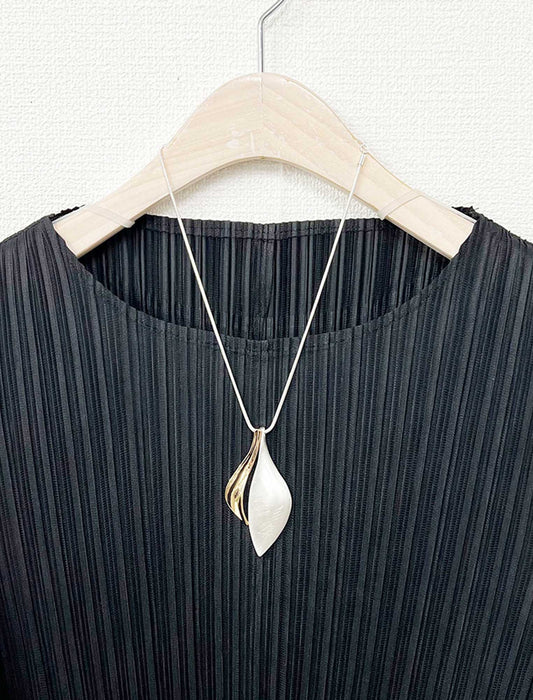 モダンフォルムネックレス