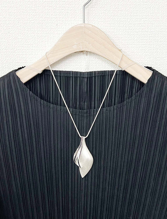 モダンフォルムネックレス