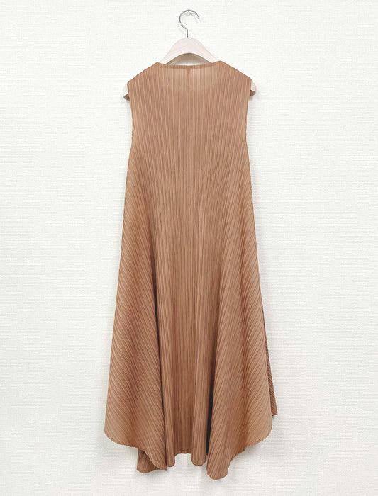 ふんわりシックなプリーツワンピース