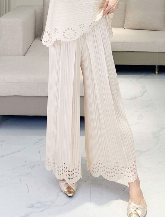 裾レースで華やぐパンツ