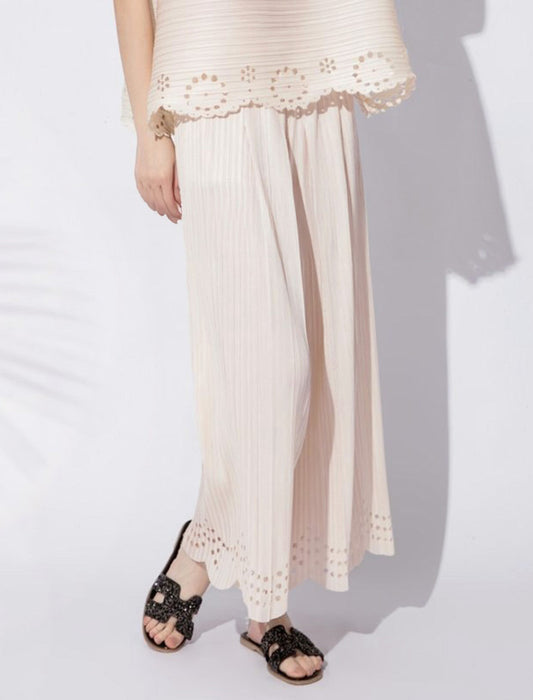 裾レースで華やぐパンツ