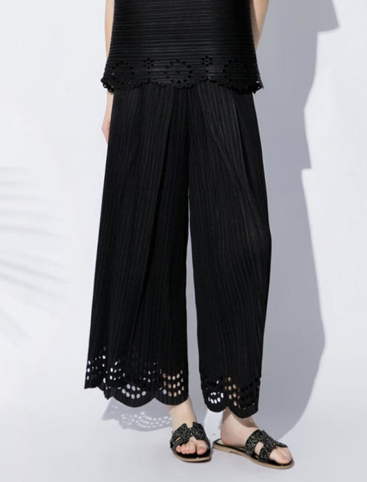 裾レースで華やぐパンツ