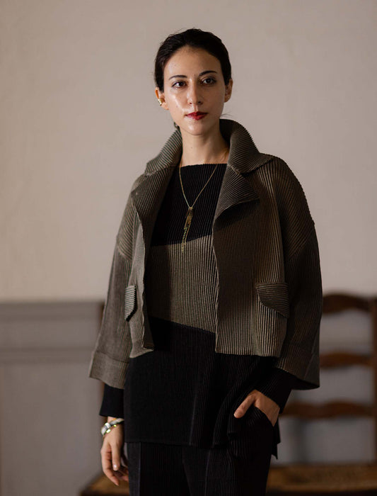 ＜SPECCHIO＞シャトルプリーツクロップドジャケット