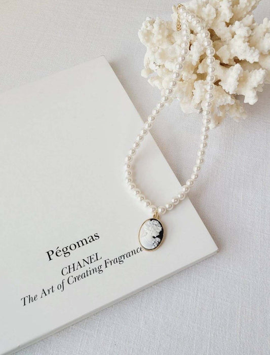 イミテーションパール＆カメオネックレス