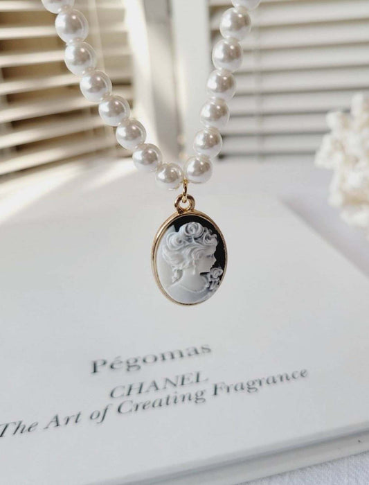 イミテーションパール＆カメオネックレス