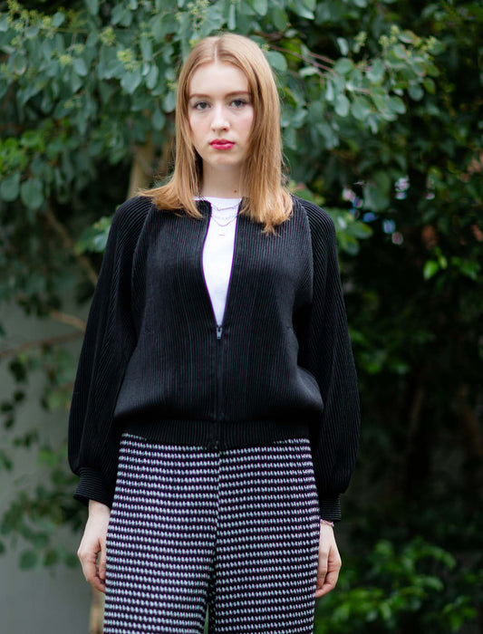 ＜SPECCHIO＞シャトルプリーツノーカラーZIPブルゾン