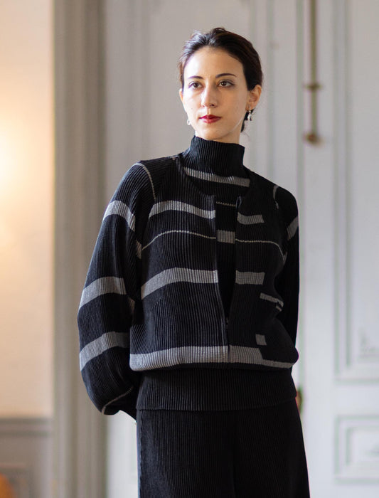 ＜SPECCHIO＞シャトルプリーツノーカラーZIPブルゾン