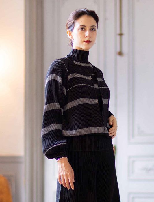 ＜SPECCHIO＞シャトルプリーツノーカラーZIPブルゾン