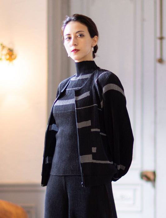 ＜SPECCHIO＞シャトルプリーツノーカラーZIPブルゾン