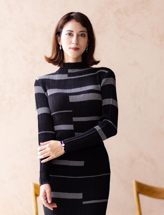 ＜SPECCHIO＞シャトルプリーツ ボトルネックブラウス