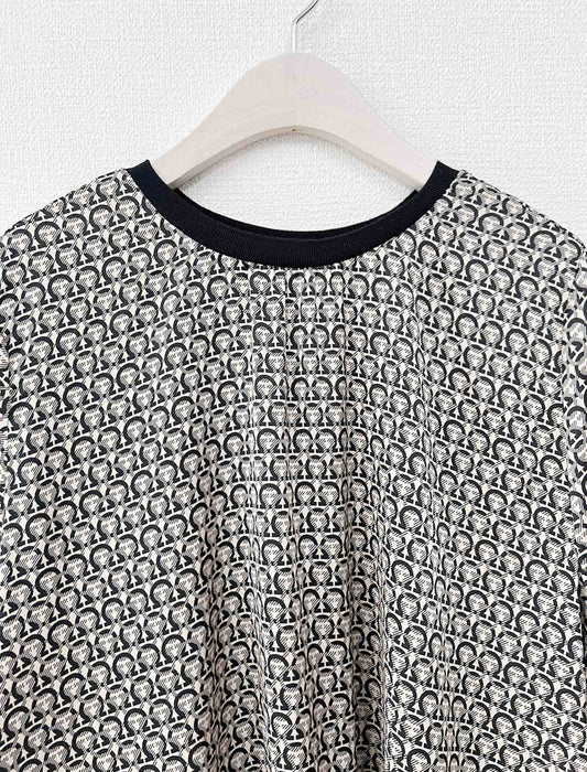 モノグラフプリントブラウス