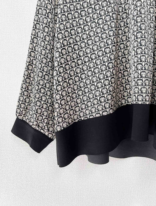 モノグラフプリントブラウス