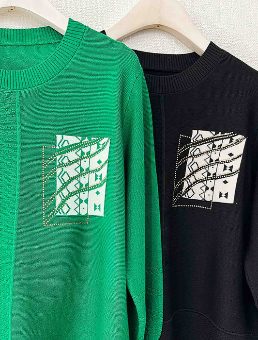 胸元デザイン入りプルオーバー