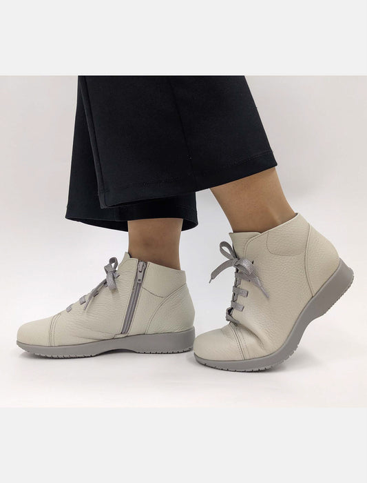 【メーカー直送(送料込)】＜Miss Kyouko＞ 4E撥水ハイカットレザースニーカー