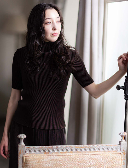 ＜SPECCHIO＞シャトルプリーツ ボトルネックプルオーバー / 半袖