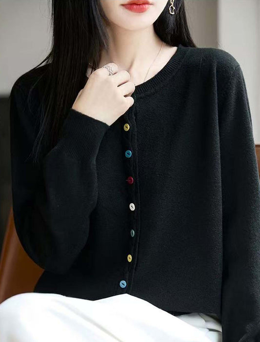 カラーボタンが映える 上品ニットカーディガン