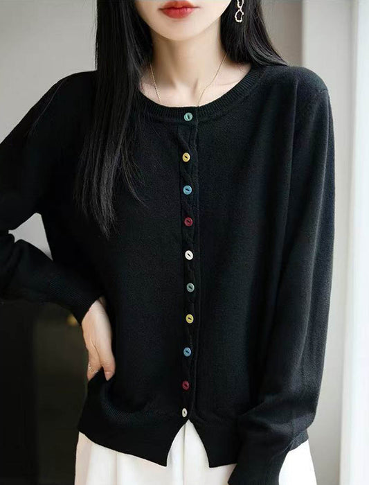 カラーボタンが映える 上品ニットカーディガン