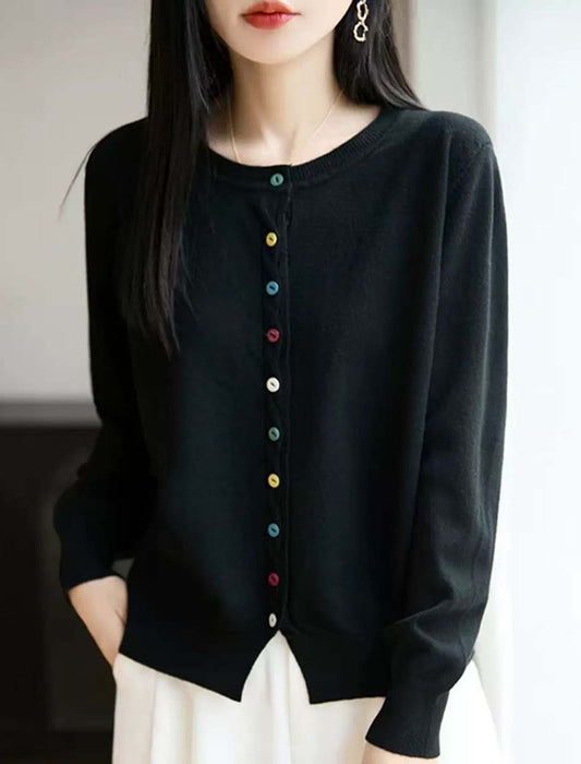カラーボタンが映える 上品ニットカーディガン