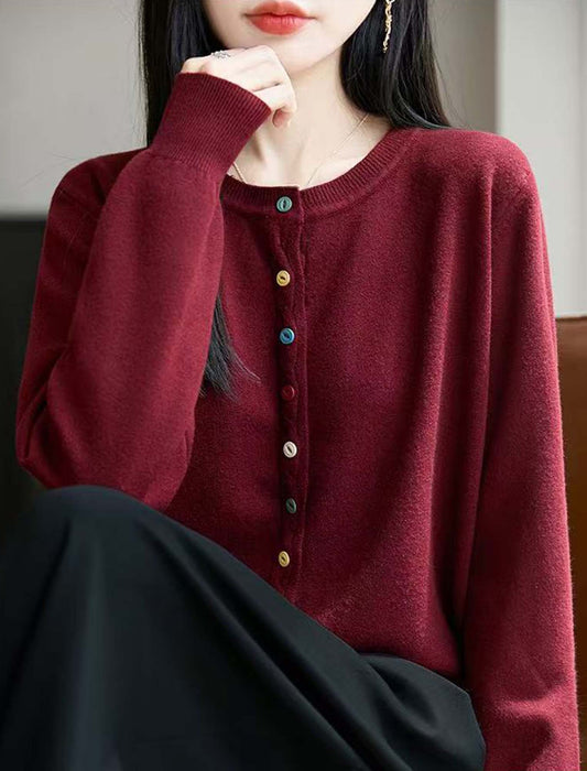 カラーボタンが映える 上品ニットカーディガン
