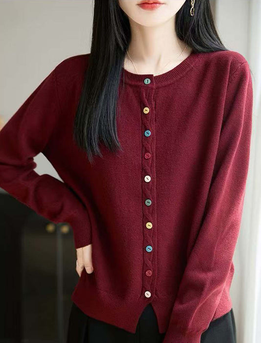 カラーボタンが映える 上品ニットカーディガン