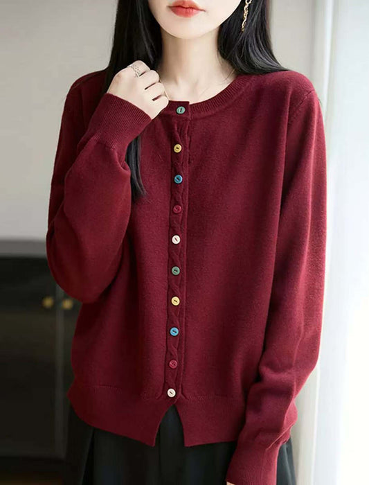 カラーボタンが映える 上品ニットカーディガン