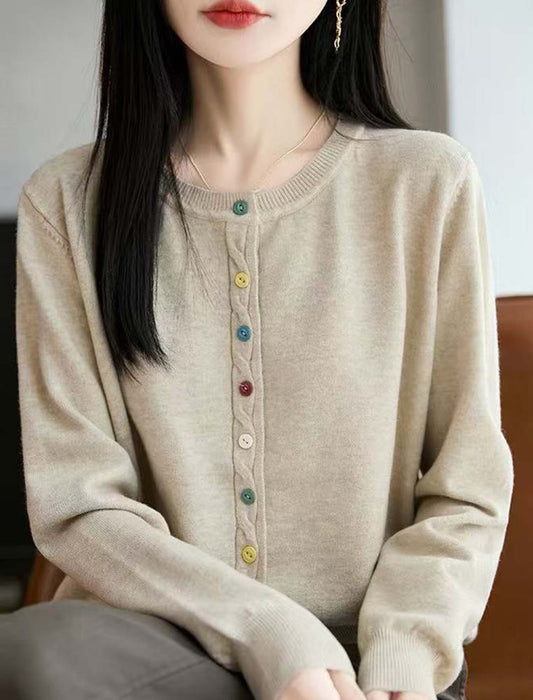 カラーボタンが映える 上品ニットカーディガン