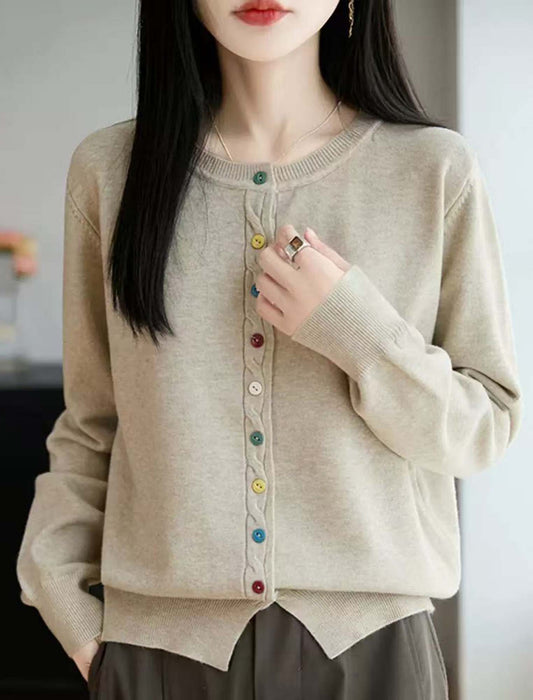 カラーボタンが映える 上品ニットカーディガン
