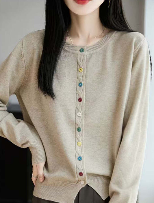 カラーボタンが映える 上品ニットカーディガン