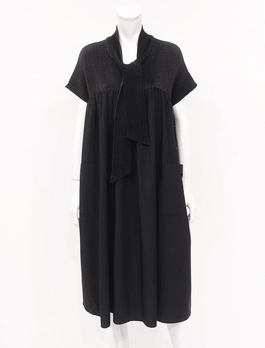 ＜SPECCHIO＞ボウタイ付きシャトル切替 ヨークギャザーストレッチタフタワンピース