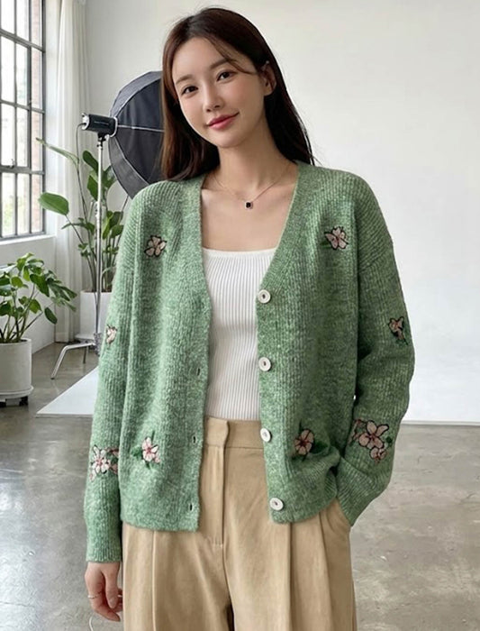 彩り花刺繍のVネックニットカーディガン