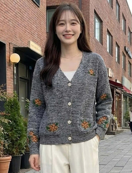 彩り花刺繍のVネックニットカーディガン