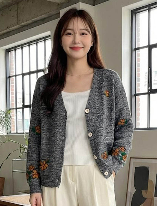 彩り花刺繍のVネックニットカーディガン