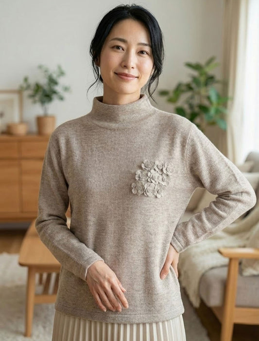立体花モチーフ付 ハイネックプルオーバー