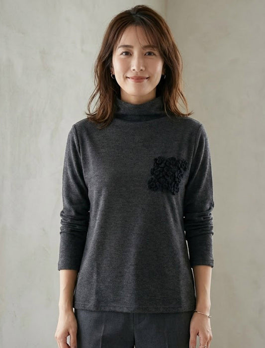 立体花モチーフ付 ハイネックプルオーバー
