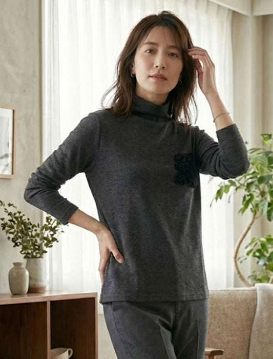 立体花モチーフ付 ハイネックプルオーバー