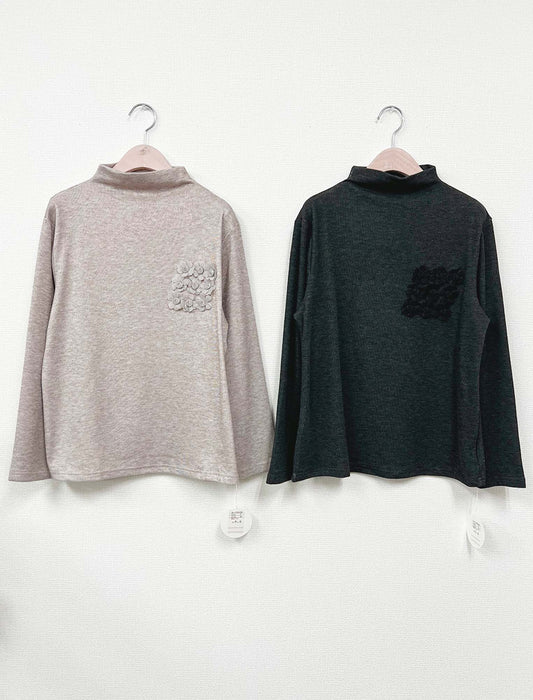 立体花モチーフ付 ハイネックプルオーバー