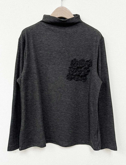 立体花モチーフ付 ハイネックプルオーバー