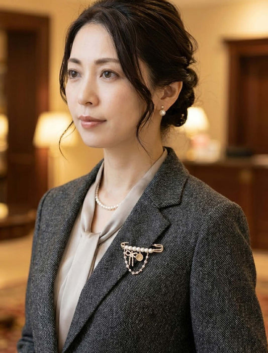 アンティーク調3連チャームのパールブローチ