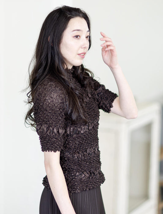 ＜SPECCHIO＞絞りプリーツハイネックネックブラウス