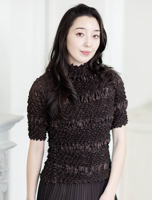 ＜SPECCHIO＞絞りプリーツハイネックネックブラウス