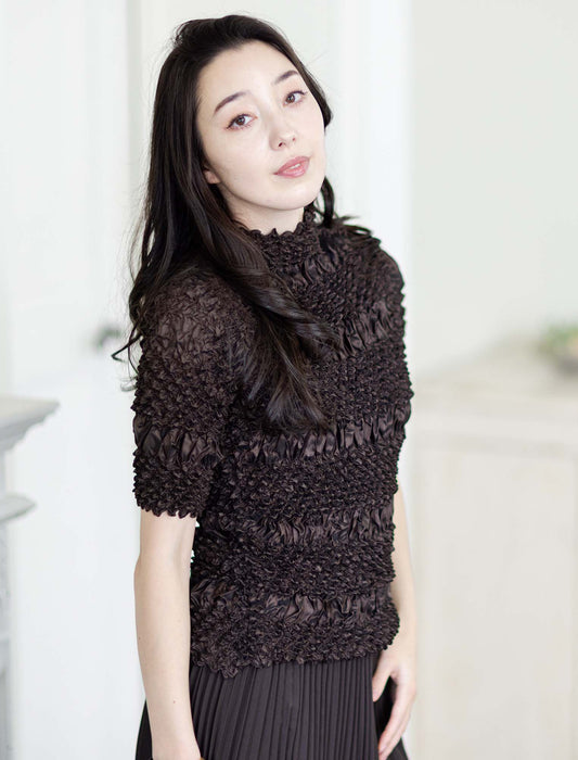 ＜SPECCHIO＞絞りプリーツハイネックネックブラウス