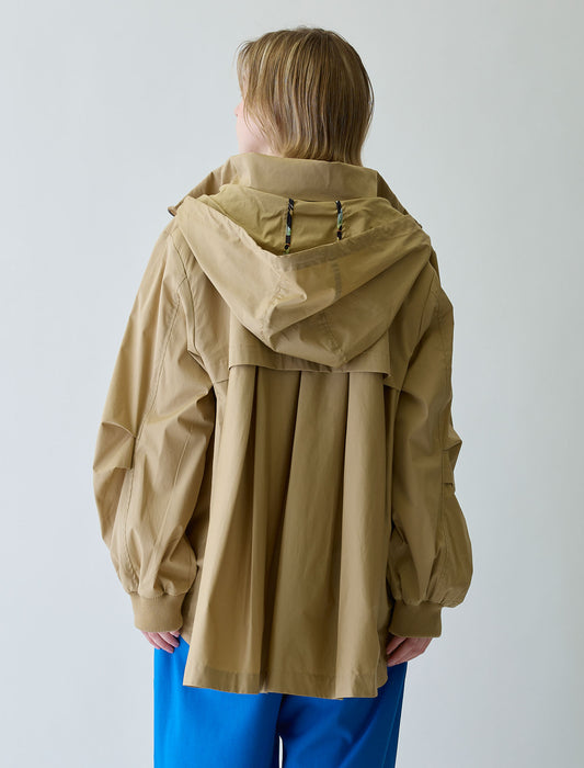 バックプリーツコート