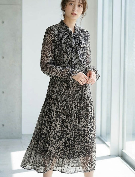 ボウタイリボン モノトーン総柄 プリーツロングワンピース