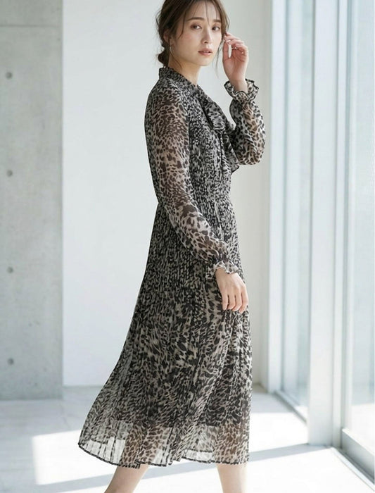 ボウタイリボン モノトーン総柄 プリーツロングワンピース