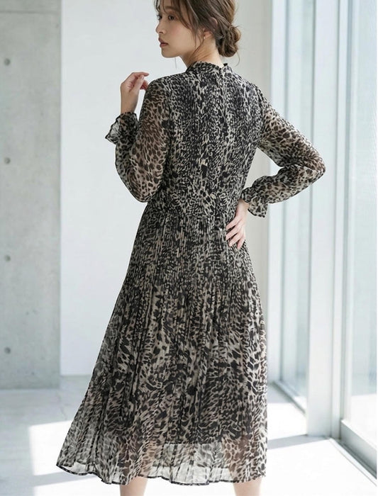 ボウタイリボン モノトーン総柄 プリーツロングワンピース